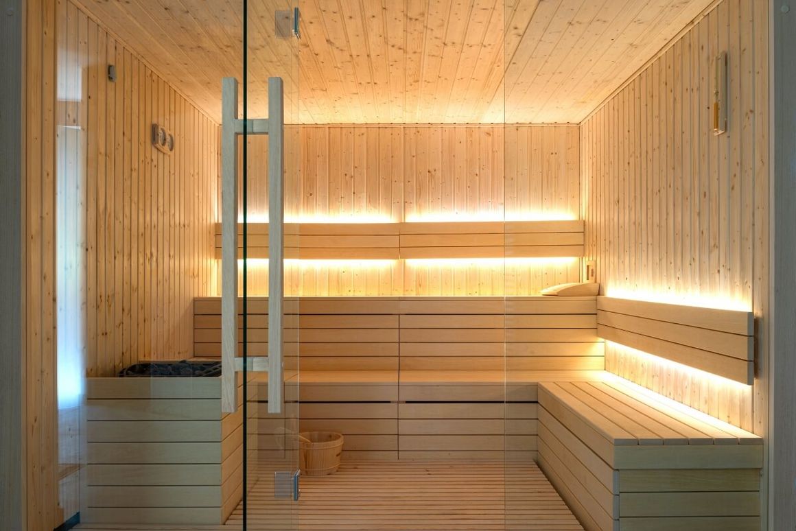 Leere Sauna aus hellem Holz